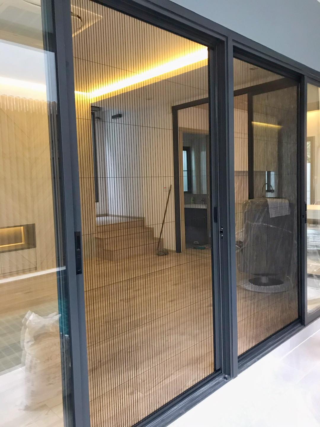 มุ้งจีบสีเทาเข้ม บานเลื่อน